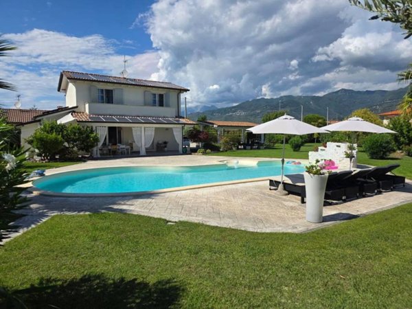 casa indipendente in vendita a Camaiore in zona Capezzano Pianore
