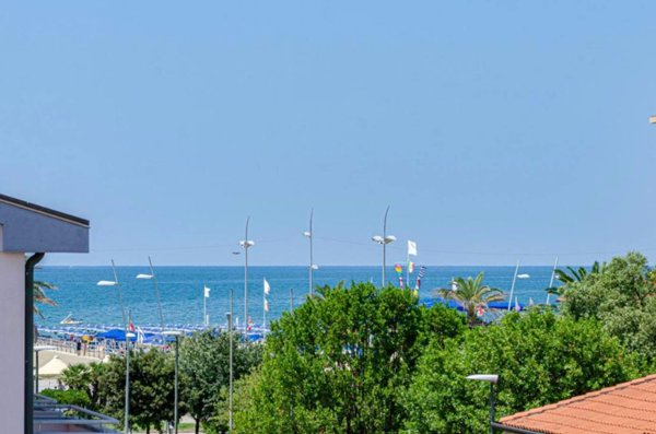 negozio in vendita a Camaiore in zona Lido di Camaiore