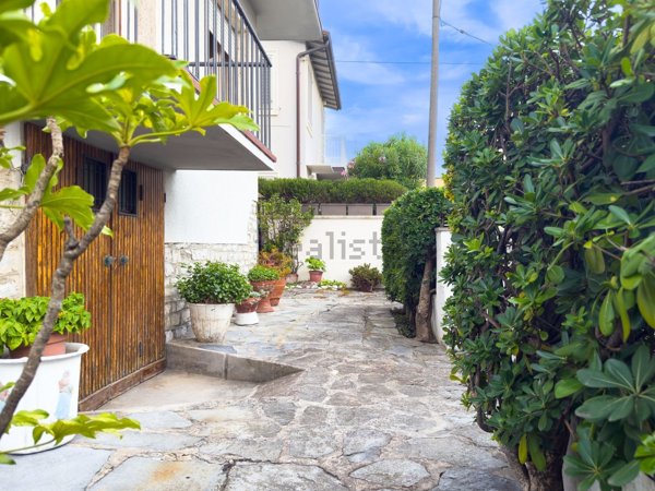 casa indipendente in vendita a Camaiore in zona Lido di Camaiore