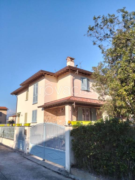 casa indipendente in vendita a Camaiore in zona Capezzano Pianore