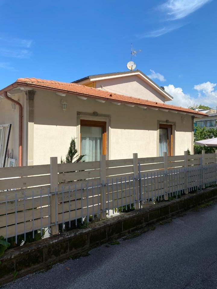 casa indipendente in vendita a Camaiore in zona Lido di Camaiore