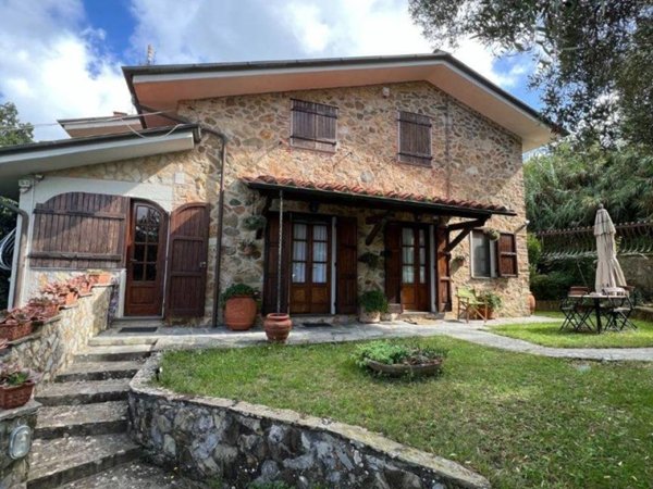 casa indipendente in vendita a Camaiore