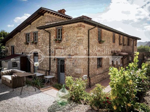 casa indipendente in vendita a Camaiore