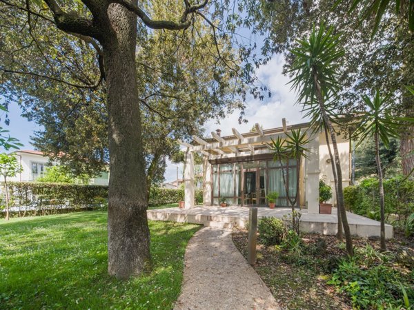 casa indipendente in vendita a Camaiore