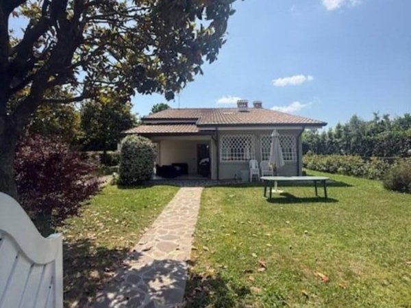 casa indipendente in vendita a Camaiore in zona Lido di Camaiore