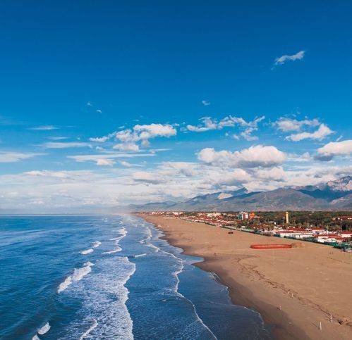 negozio in vendita a Camaiore in zona Lido di Camaiore