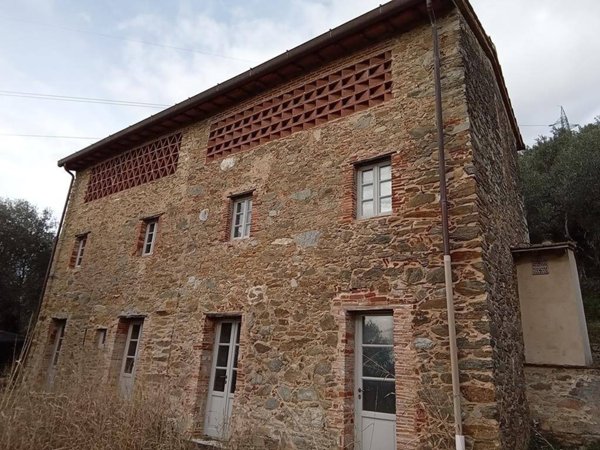 casa indipendente in vendita a Camaiore in zona Capezzano Pianore