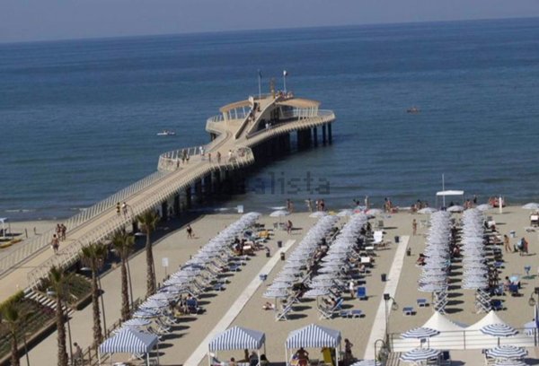 negozio in vendita a Camaiore in zona Lido di Camaiore