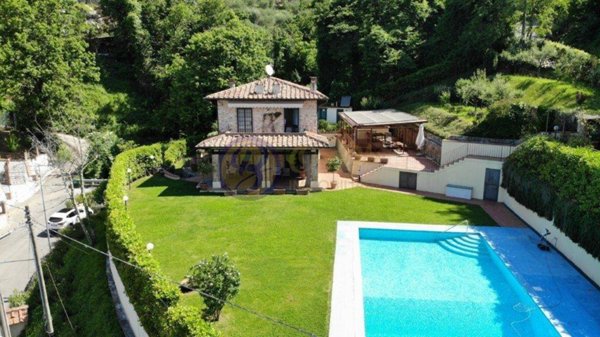 casa indipendente in vendita a Camaiore