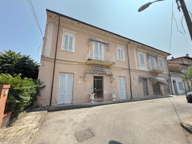 negozio in vendita a Camaiore in zona Lido di Camaiore