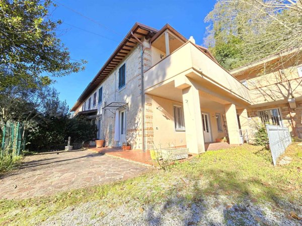 casa indipendente in vendita a Camaiore