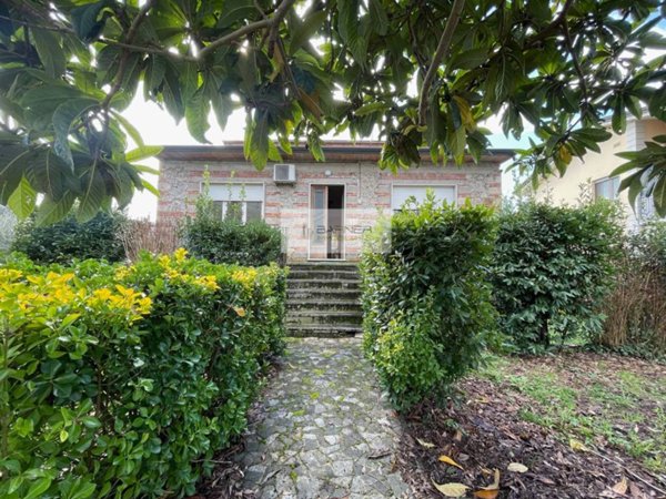 casa indipendente in vendita a Camaiore in zona Lido di Camaiore