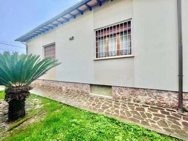 casa indipendente in vendita a Camaiore in zona Lido di Camaiore