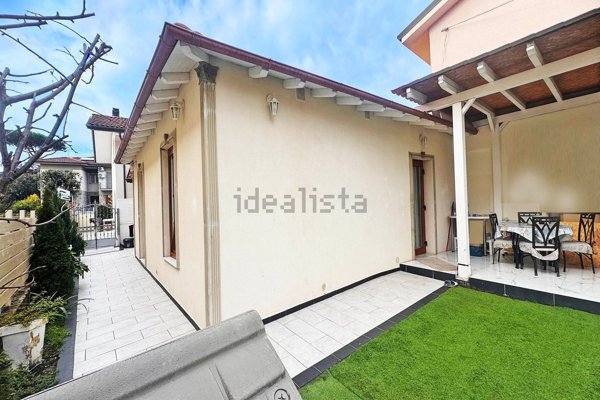 casa indipendente in vendita a Camaiore in zona Lido di Camaiore