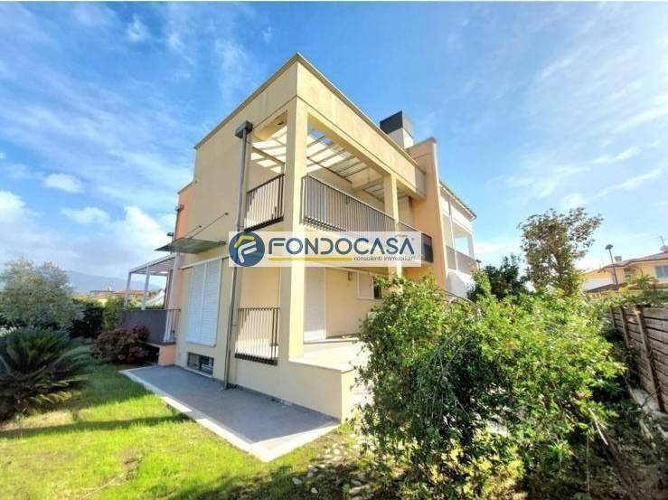 casa indipendente in vendita a Camaiore in zona Lido di Camaiore