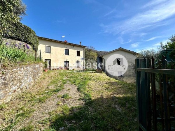 casa indipendente in vendita a Camaiore in zona Santa Maria Albiano