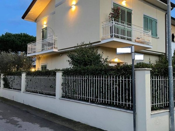casa indipendente in vendita a Camaiore in zona Lido di Camaiore