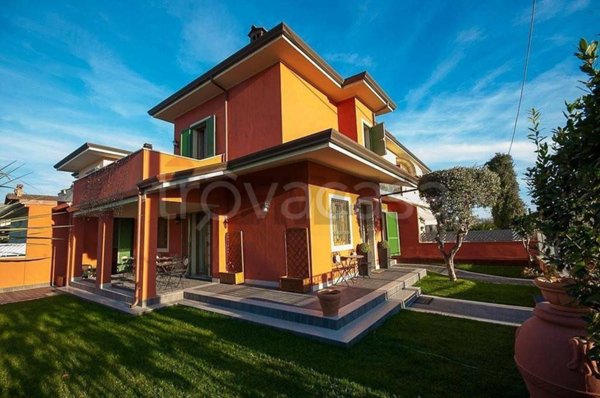 casa indipendente in vendita a Camaiore in zona Capezzano Pianore