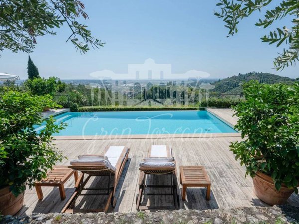 casa indipendente in vendita a Camaiore