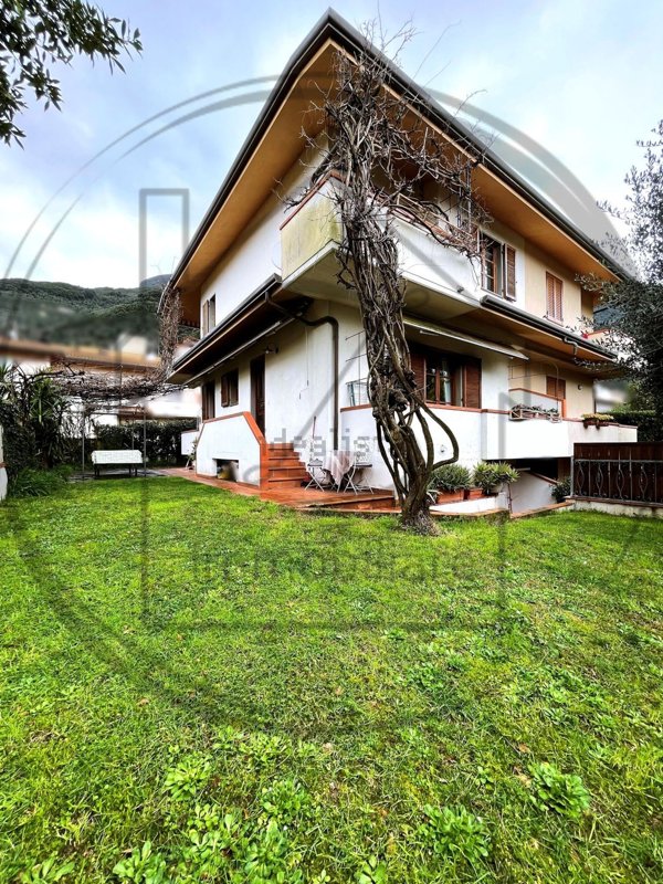 casa indipendente in vendita a Camaiore