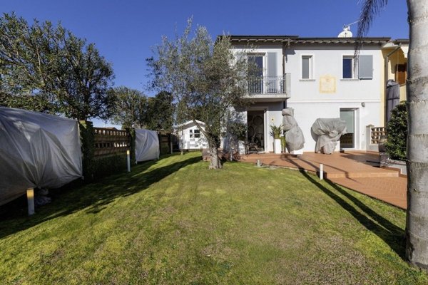 casa indipendente in vendita a Camaiore in zona Lido di Camaiore
