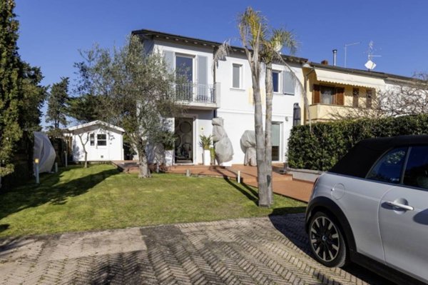 casa indipendente in vendita a Camaiore in zona Lido di Camaiore