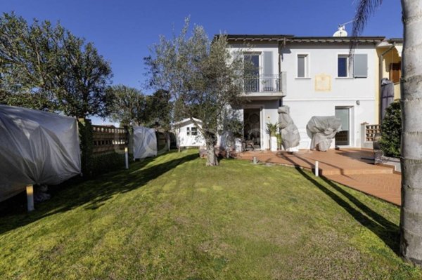 casa indipendente in vendita a Camaiore in zona Lido di Camaiore
