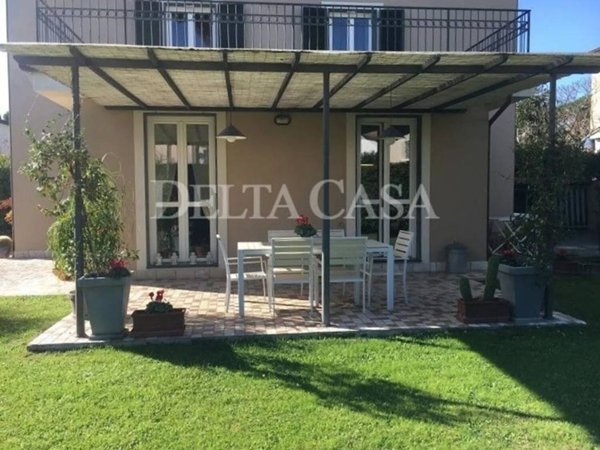 casa indipendente in vendita a Camaiore in zona Lido di Camaiore