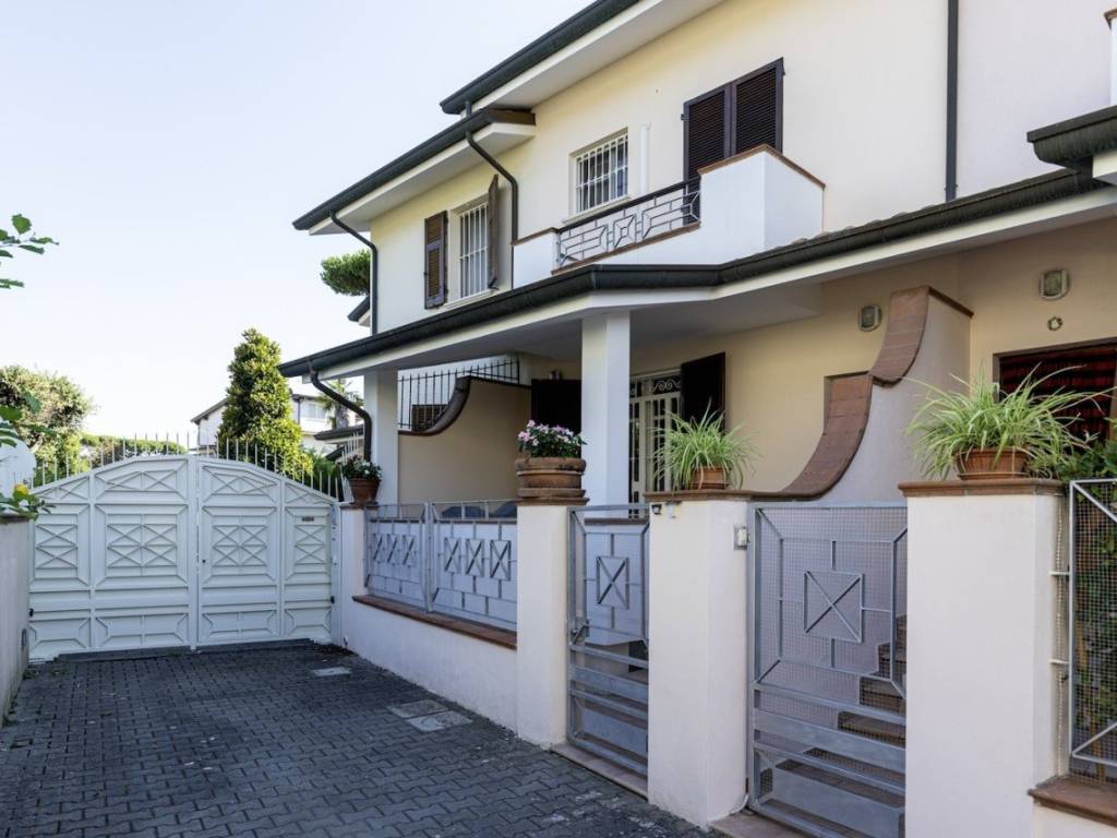 casa indipendente in vendita a Camaiore in zona Lido di Camaiore