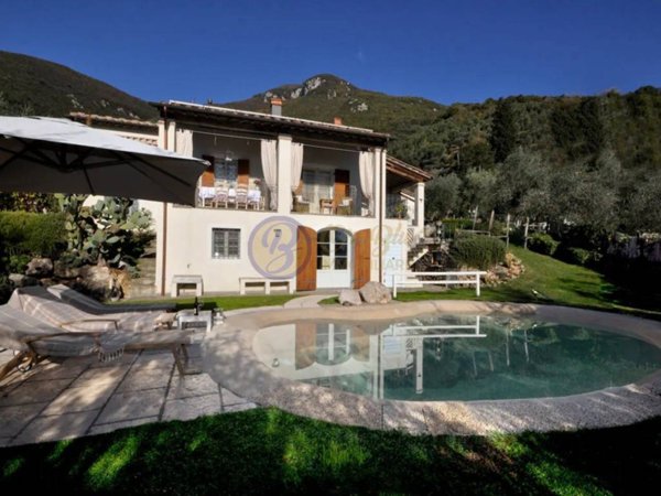 casa indipendente in vendita a Camaiore