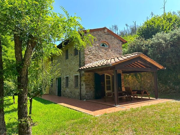 casa indipendente in vendita a Camaiore in zona Valpromaro