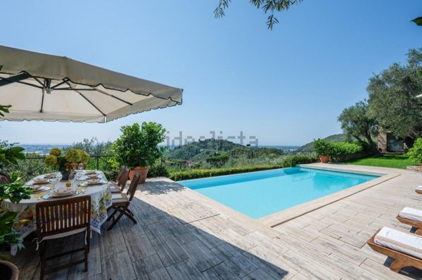 casa indipendente in vendita a Camaiore