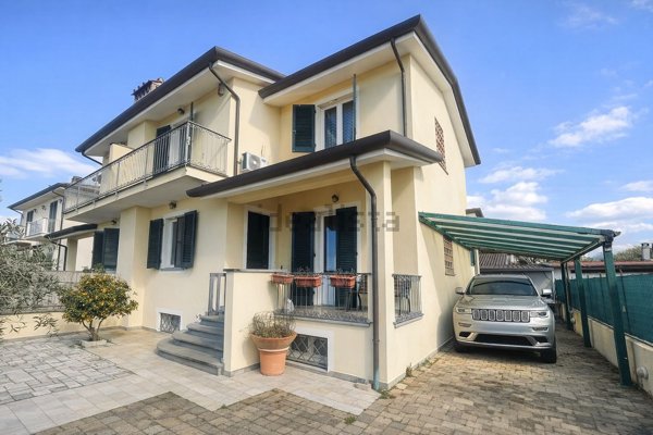 casa indipendente in vendita a Camaiore in zona Capezzano Pianore