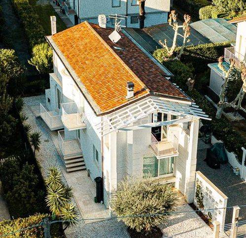 casa indipendente in vendita a Camaiore in zona Lido di Camaiore