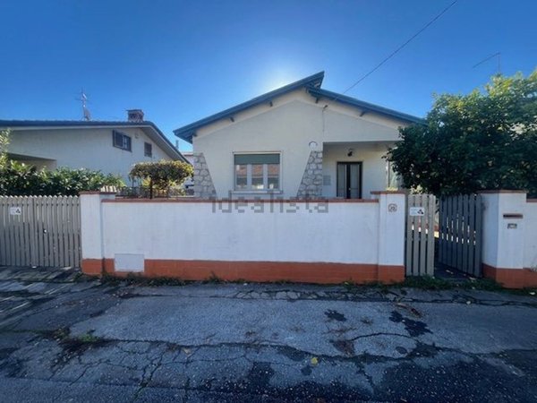 casa indipendente in vendita a Camaiore in zona Lido di Camaiore