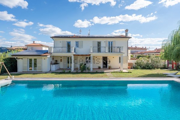 casa indipendente in vendita a Camaiore