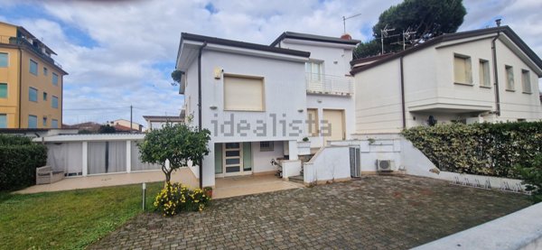 casa indipendente in vendita a Camaiore in zona Lido di Camaiore