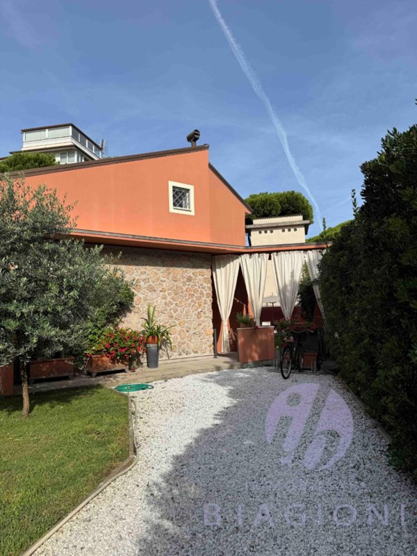 casa indipendente in vendita a Camaiore in zona Lido di Camaiore