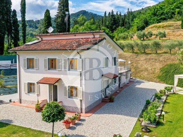 casa indipendente in vendita a Camaiore