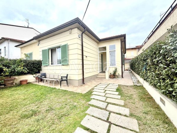 casa indipendente in vendita a Camaiore in zona Lido di Camaiore