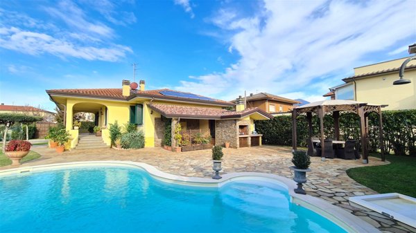 casa indipendente in vendita a Camaiore in zona Lido di Camaiore