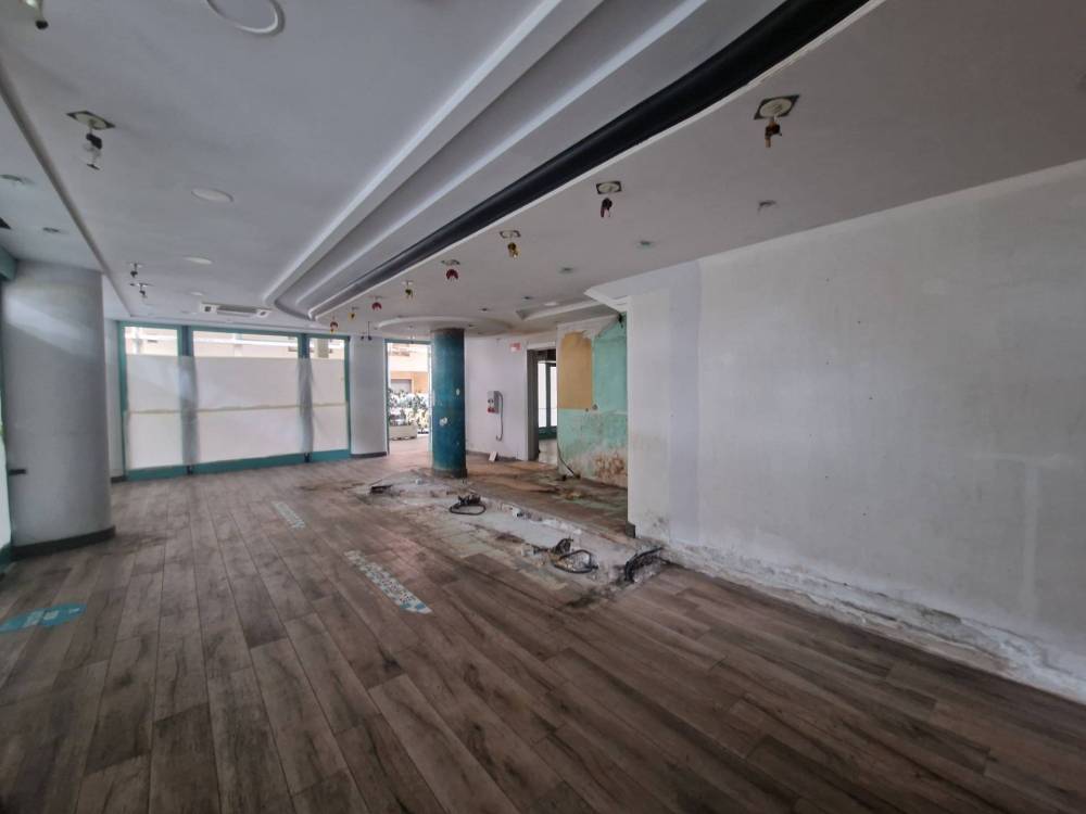 locale commerciale in vendita a Camaiore in zona Lido di Camaiore