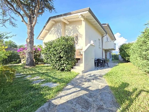 appartamento in vendita a Camaiore in zona Lido di Camaiore