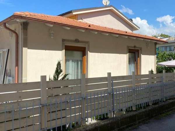 casa indipendente in vendita a Camaiore