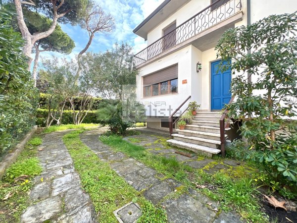 casa indipendente in vendita a Camaiore in zona Lido di Camaiore