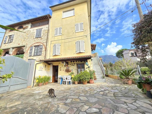 casa indipendente in vendita a Camaiore