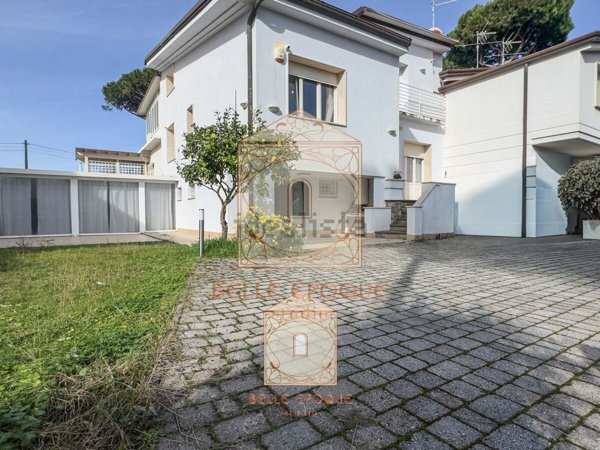 casa indipendente in vendita a Camaiore in zona Lido di Camaiore