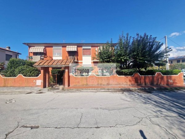 appartamento in vendita a Camaiore in zona Lido di Camaiore