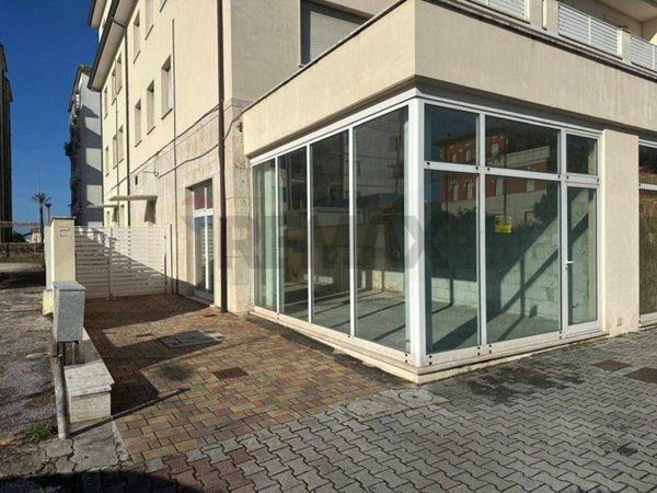 negozio in vendita a Camaiore in zona Lido di Camaiore