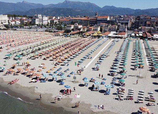 negozio in vendita a Camaiore in zona Lido di Camaiore